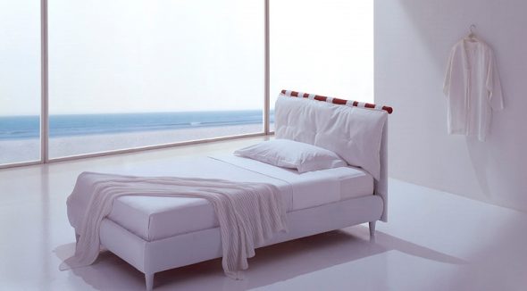le lit est blanc