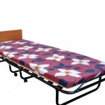 commode de lit avec matelas floral