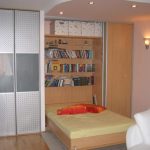 Lit dans le placard avec des niches pour les livres