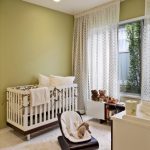 lit bébé dans la chambre verte