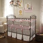 lit pour un enfant dans la chambre