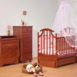 un lit pour un enfant dans la chambre des parents