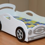 lit de voiture blanche pour une fille