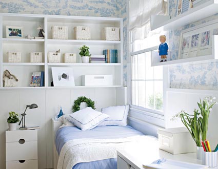 Petite chambre avec une étagère
