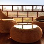chaises et une table de pneus