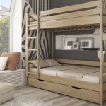lit en bois pour deux dans la pépinière