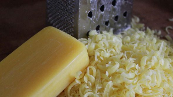 savon râpé pour le nettoyage des meubles