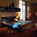 niche dans le mur au-dessus du lit