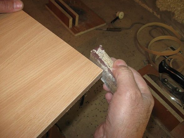travailler le bord du papier sablé