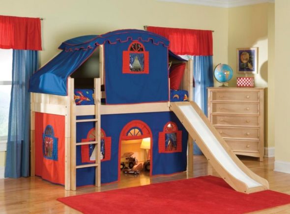 maison de lit dans la crèche