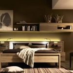 Etagère originale pour la décoration au dessus du lit