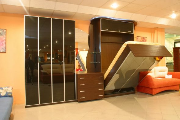 Lit de transformation avec un miroir
