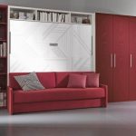 lits pliants avec un canapé rouge