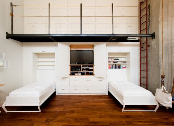 lits verticaux pliants à l'intérieur de la pépinière