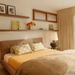 Étagères ouvertes à l'intérieur de la chambre