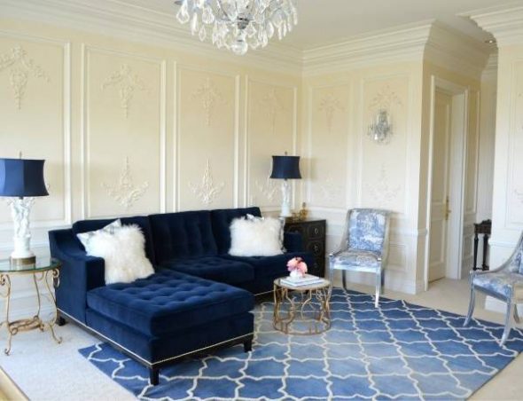 couleur pastel dans le canapé intérieur bleu