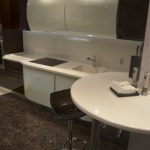 socle au dessus de la table