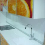 socle au plan de travail dans la cuisine lumineuse