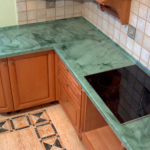 socle au vert de la table