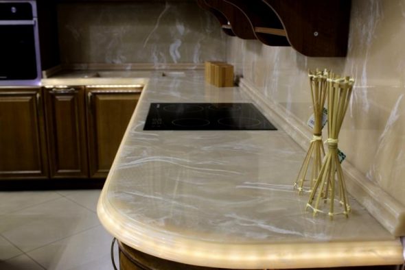 socle sur le comptoir de la cuisine