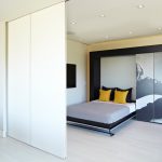 soulever le lit derrière un écran