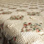Couvre les nappes de leurs propres mains