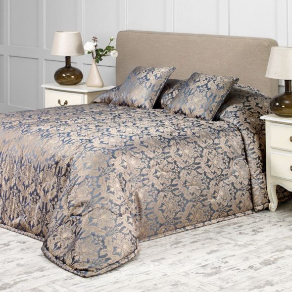 Couverture sur un lit double coupe classique