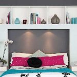 L'étagère au-dessus du lit est décorative