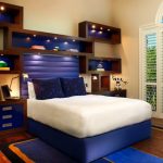 Étagère sur le lit dans la chambre