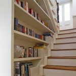 étagères à livres sous l'escalier