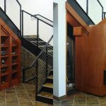 étagères pour les choses et garde-manger sous les escaliers