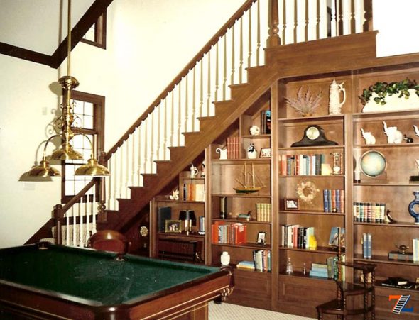 étagères à souvenirs sous l'escalier