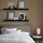 Étagères sur le mur au-dessus du lit