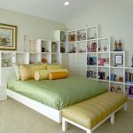 les étagères au-dessus du lit dans la chambre le font vous-même