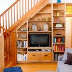 tv sous les escaliers