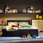 Etagères dans la chambre au dessus du lit
