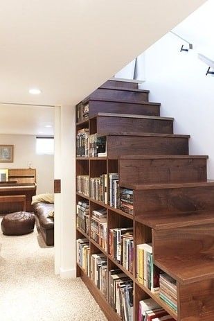 étagères à livres sous l'escalier