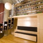 étagères pour livres et souvenirs sous les escaliers