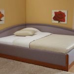 lit confortable pour la chambre