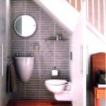 salle de bain sous les escaliers