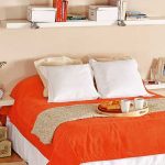 Simples étagères blanches au-dessus du lit