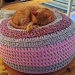 pouf tricoté bariolé