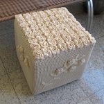 pouf tricoté avec des fleurs