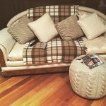 pouf tricoté avec un motif de tresses
