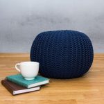 pouf tricoté bleu foncé