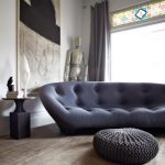 pouf tricoté près du canapé