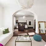 pouf tricoté à l'intérieur du salon