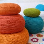 poufs tricotés colorés
