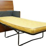 commode de lit avec matelas jaune