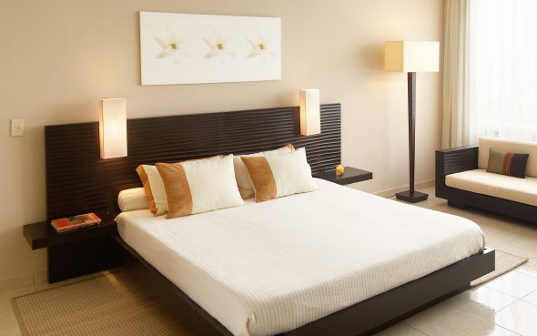 grand lit dans la chambre